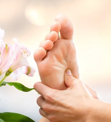 Massage d'un pied par une main