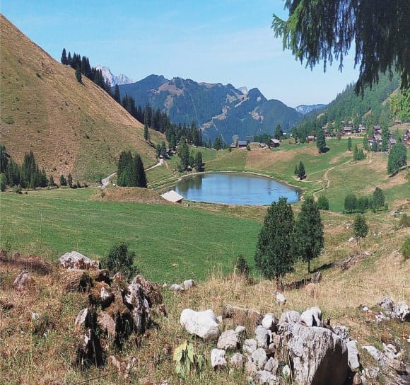 Paysage de montagne avec un lac